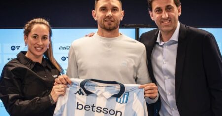Maravilla Martínez, tras firmar la cláusula histórica en el fútbol argentino: "Es muy lindo jugar en Racing hasta mi retiro" imagen-18