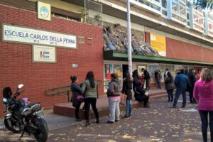 La Boca: la madre de un alumno atacó al director de su escuela y le clavó una birome imagen-3