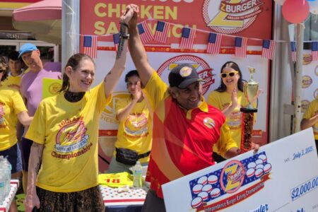 Estados Unidos: una mujer comió 40 hamburguesas en diez minutos y batió su propio récord imagen-7