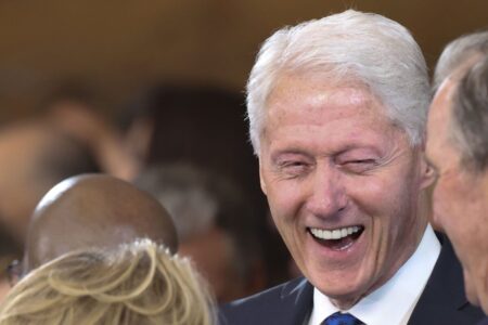 Nuevo capítulo en el escándalo Epstein: aparece una carta de Bill Clinton imagen-7