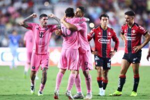 Lionel Messi le festejó un gol en la cara a Matías Cóccaro... que terminó con la camiseta del 10 imagen-2
