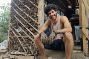 Es hijo de un famoso conductor, renunció a una vida de lujo y se instaló en una comunidad hippie: “Entendí mi propósito” imagen-2