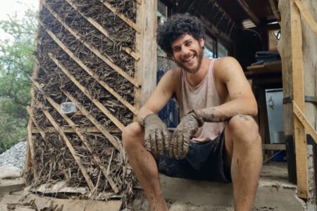 Es hijo de un famoso conductor, renunció a una vida de lujo y se instaló en una comunidad hippie: “Entendí mi propósito” imagen-6