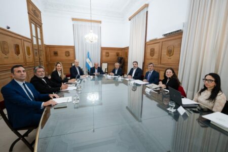 En la Casa Rosada, el Consejo de Mayo empezó a tratar finalmente la reforma laboral junto a la UIA y la CGT imagen-18