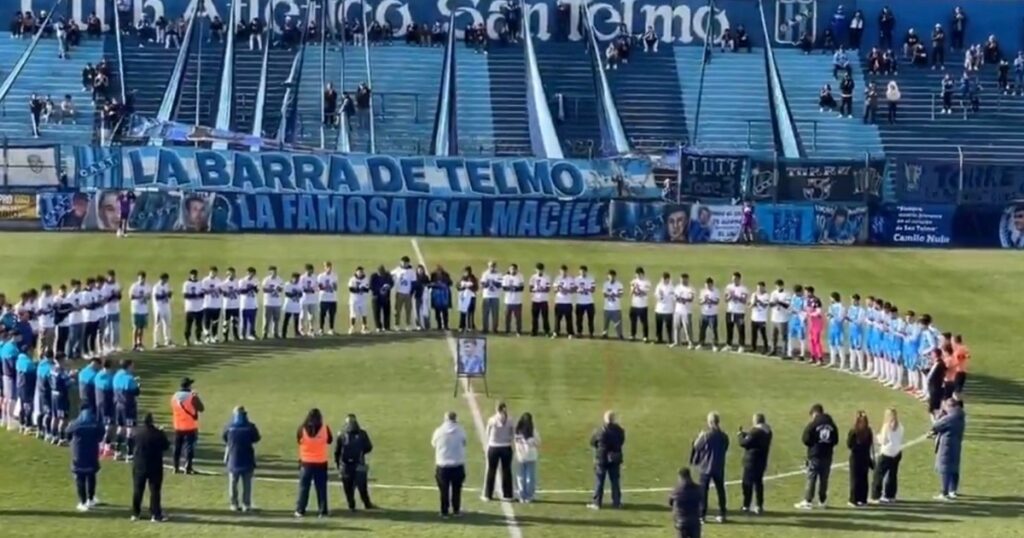 Video: el emotivo minuto de silencio de San Telmo en honor a Camilo Nuin, el jugador de Reserva fallecido imagen-5