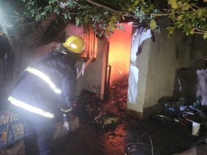Incendio fatal en Posadas: “El fuego no se propagó gracias al rápido accionar de los bomberos” imagen-6