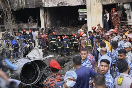Un avión militar se estrelló contra una escuela en Bangladesh: al menos 19 muertos imagen-8