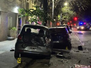 Robó una camioneta en Palermo, escapó y chocó contra un auto y una moto: murió un joven imagen-4
