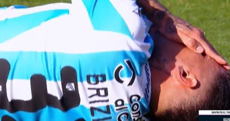 Video: codazo de expulsión de un jugador de Riestra y el VAR no llamó imagen-18