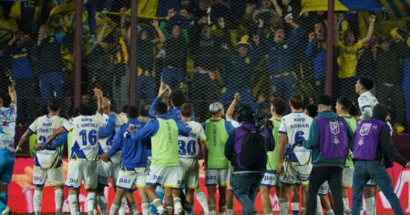 Cómo fue la vuelta de los visitantes en Lanús vs Rosario Central: el folclore de antaño, barras, insultos a Tapia y un grito repudiable imagen-17