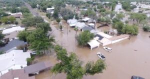 Más de 100 muertos por las inundaciones en Texas: cómo el clima, la geografía y las políticas fallidas causaron un desastre imagen-3