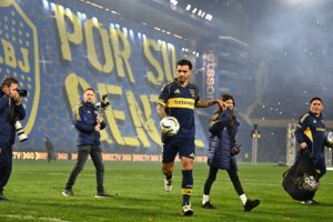 Paredes, con sentido de pertenencia: se puso otra vez la N° 5 de Boca en una Bombonera llena imagen-2