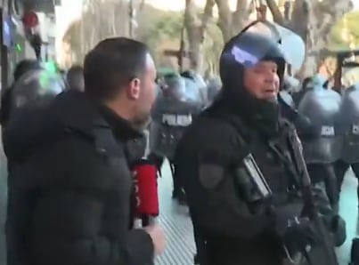 Un policía de la Ciudad le disparó a un movilero de C5N en la marcha en Congreso: “¿Cómo me vas a tirar al cuerpo?" imagen-9