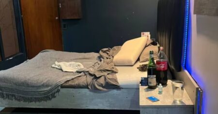 Le dan Fernet en un hotel alojamiento, lo duermen, le roban la camioneta y en la huida rompen el portón de entrada: dos viudas negras son buscadas en Rosario imagen-6