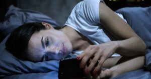 Le quitan el celular a un adolescente y termina en urgencias: el caso desconcierta imagen-3