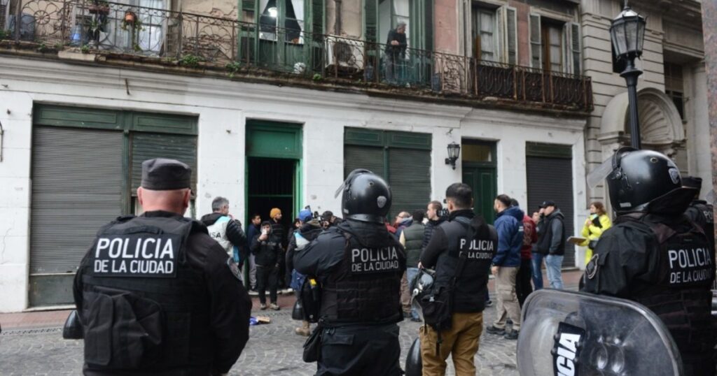 Desalojaron la Casa Blaquier, un edificio histórico en el centro de la Ciudad: estuvo tomado más de 40 años imagen-4