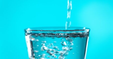 ¿Existe el agua realmente pura?: la sorprendente explicación científica detrás de un mito cotidiano imagen-13