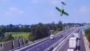 Tragedia aérea en Italia: una avioneta cayó sobre una autopista y murieron dos personas imagen-3