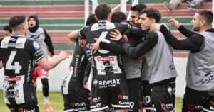 Con dos expulsados y un penal atajado en el final, Estudiantes le ganó a Agropecuario imagen-1