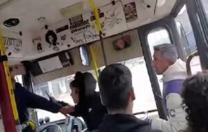 “Tanto por un boleto”: una mujer sacó un cuchillo y amenazó a un colectivero en Merlo imagen-3