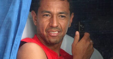 Jugó con Maradona y Riquelme en Boca, fue asistente de Gareca, lo detuvieron y ahora dirigirá en un éxotico destino imagen-21
