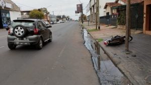 Posadas | Una motociclista cayó sobre la cinta asfáltica de la avenida Uruguay y fue embestida por un auto imagen-7