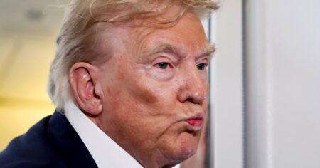 Por primer vez, Trump admite que Epstein le "robo" de Mar-a-Lago a Virginia Giuffre, una de las chicas abusadas imagen-17
