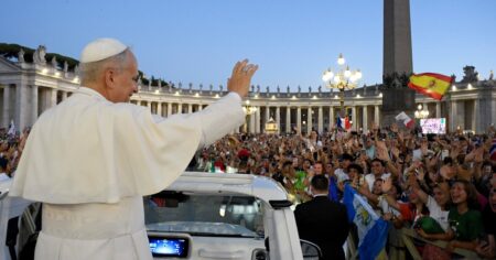 El Papa León XIV aparece de improviso en plaza San Pedro y es ovacionado por miles de jóvenes imagen-7