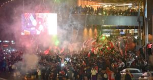Video: River fue recibido con fuegos artificiales en Córdoba imagen-1