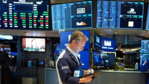 El dólar volvió a subir: el oficial cerró a $1295 y el blue trepó a $1330 imagen-1
