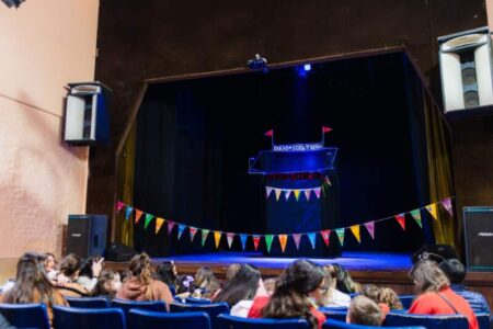 El festival “Gurises al Teatro” vuelve a llenar de teatro y alegría las tardes en el Centro Cultural Vicente Cidade imagen-26