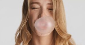 Mascar chicle todo el día: ¿Es malo para tu salud? imagen-1