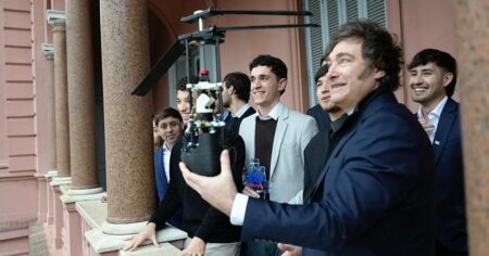 Javier Milei recibió a los argentinos que ganaron un Mundial de la NASA: le llevaron el satélite campeón imagen-8