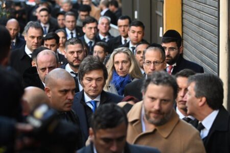 Milei, en el acto por el 31° aniversario del atentado a la AMIA: “No vamos a parar hasta que se haga Justicia” imagen-41