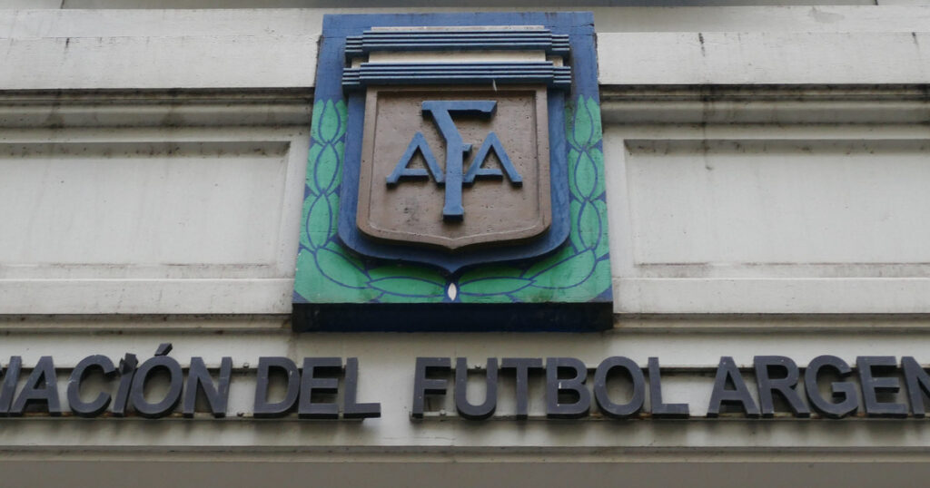 Un entrenador argentino fue expulsado por pronunciar una frase antisemita contra un árbitro imagen-5