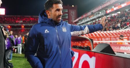 La vuelta de Tevez a cancha de Independiente: de las criticas por los "malos refuerzos" a los agradecimientos por agarrar un fierro caliente imagen-8