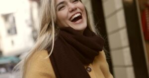Un experto de Harvard reveló cuál es la clave para ser feliz: un gesto que demuestra confianza y contención imagen-4
