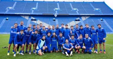 Tras su decisión de irse libre, Thiago Fernández apareció en la foto del plantel de Vélez y Guillermo evalúa usarlo de titular contra San Lorenzo imagen-13
