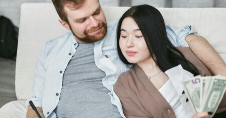 Señales de que tu pareja busca dinero y no amor imagen-21