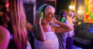 Auriculares inalámbricos y luces para animar tu fiesta con un boliche silencioso imagen-2