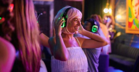 Auriculares inalámbricos y luces para animar tu fiesta con un boliche silencioso imagen-14