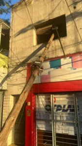 Hace días cayó un poste sobre su ventana y nadie lo retira imagen-2