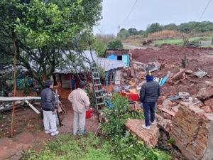 "El derrumbe del muro perjudicó la casa y estamos en una pieza no tan afectada" imagen-1