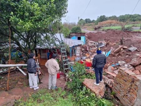 "El derrumbe del muro perjudicó la casa y estamos en una pieza no tan afectada" imagen-18