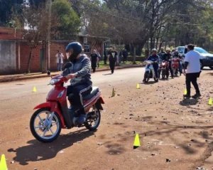 Se dictó un taller sobre conducción segura de motos en Garuhapé imagen-3