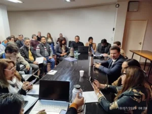 El gobierno provincial avanza con una recomposición salarial del 5,1% a docentes mientras sigue el diálogo imagen-3