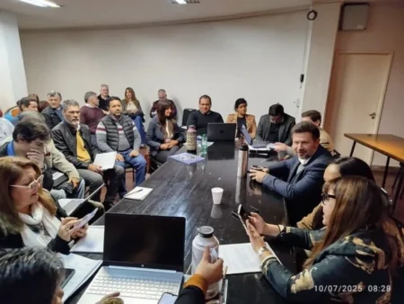El gobierno provincial avanza con una recomposición salarial del 5,1% a docentes mientras sigue el diálogo imagen-7