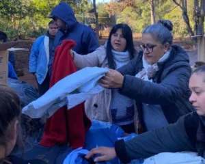 Puerto Esperanza: asisten con leña, abrigos y frazadas a familias afectadas por las bajas temperaturas imagen-1