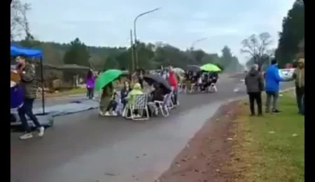 Docentes cortan la Ruta 12 en Jardín América en reclamo de mejoras salariales imagen-11
