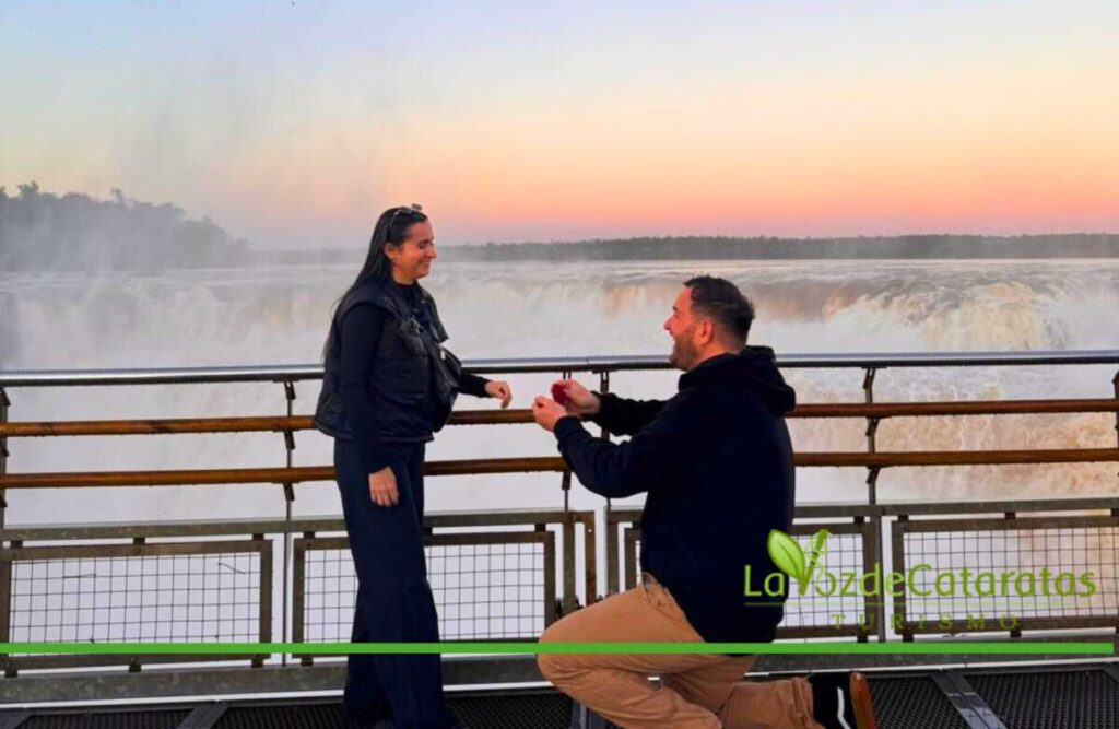 Promesas eternas frente a la Garganta del Diablo: Un anillo, un atardecer y el rugido de las Cataratas imagen-4